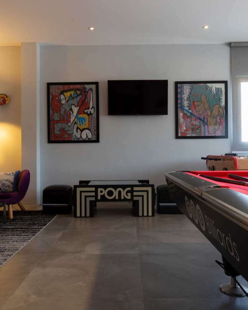 Pool table